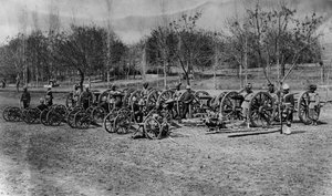 Campo de desfile de Kohat con cañones afganos capturados de la Batalla de Peiwar con soldados del 8º de Infantería, 92º Highlander y 5º de Infantería de Punjab de English Photographer